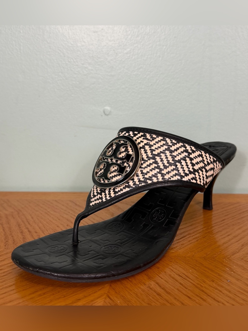 Tory‎ Burch Fete Woven Raffia Logo Detail Thong Sandal Kitten Heel Black White